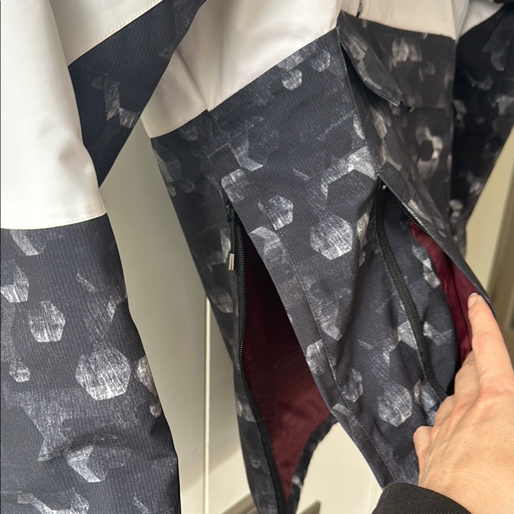 White and Black Ski / Board Pullover Snow Jacket - Picture 5 of 16